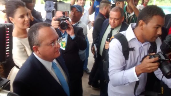 Jos Riva recebe Pedro Taques na porta da Assembleia e deseja sorte ao novo governador